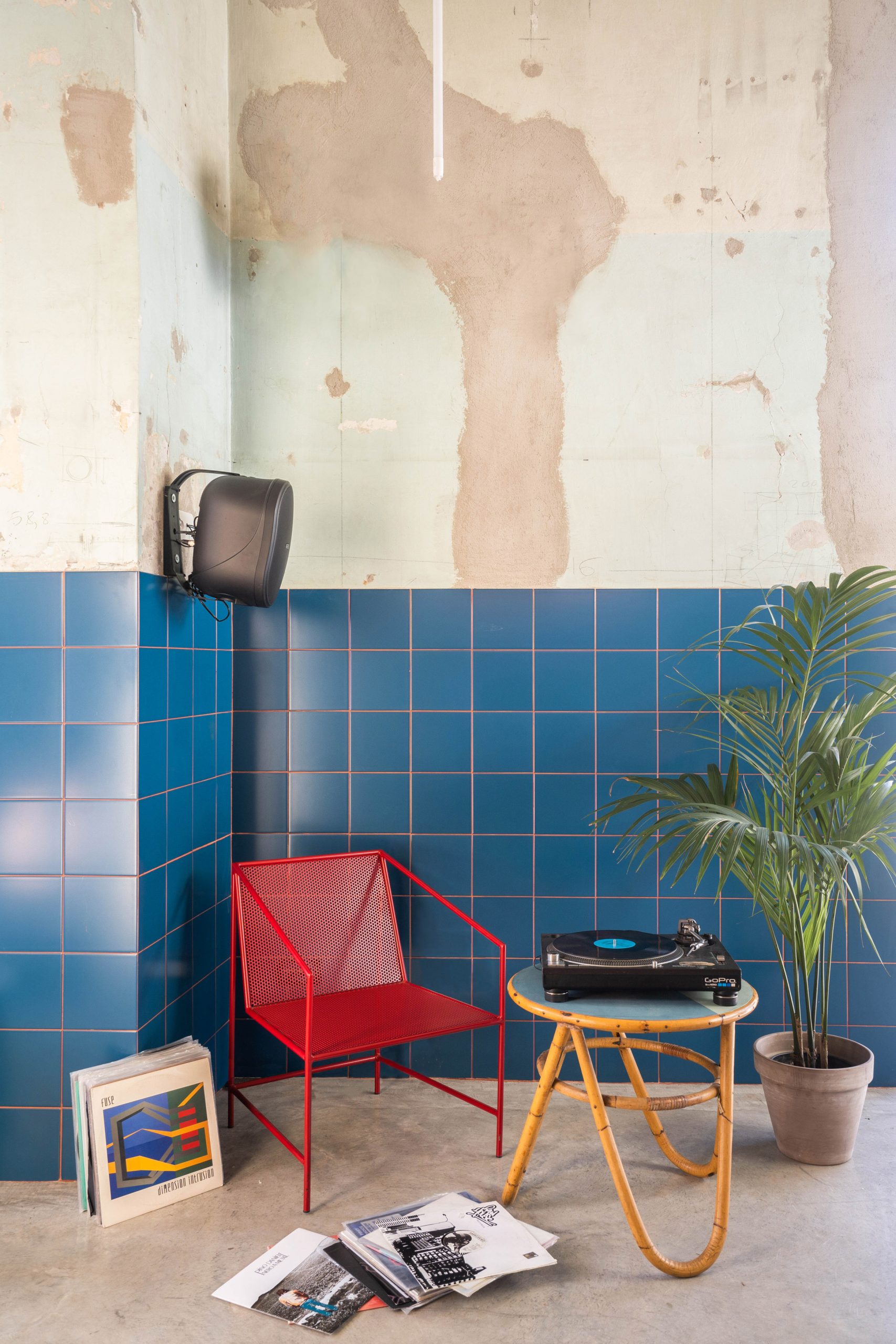 Lounge with records at Tre De Tutto by Studio Tamat