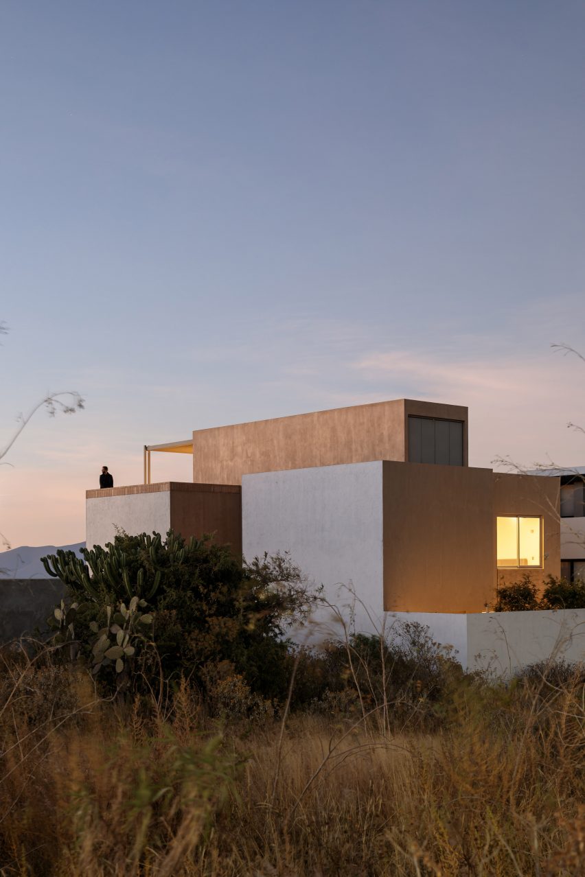 Vista posterior de una casa en México por Interstitial Architecture