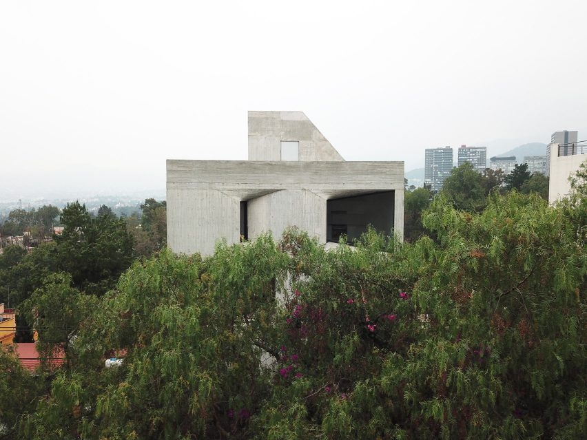 Cast concrete exterior of residential project by Young & Ayata
