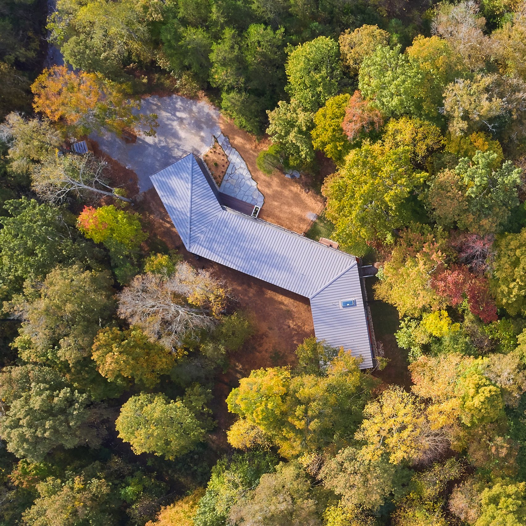 French Broad House By Sanders Pace Weaves Through A Tennessee Forest 