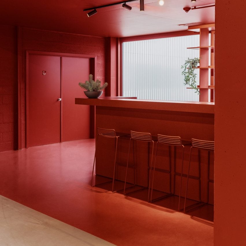 En Bélgica, Studio Anton Hendrik Denys y Steen Architecten transformaron un edificio industrial de oficinas.