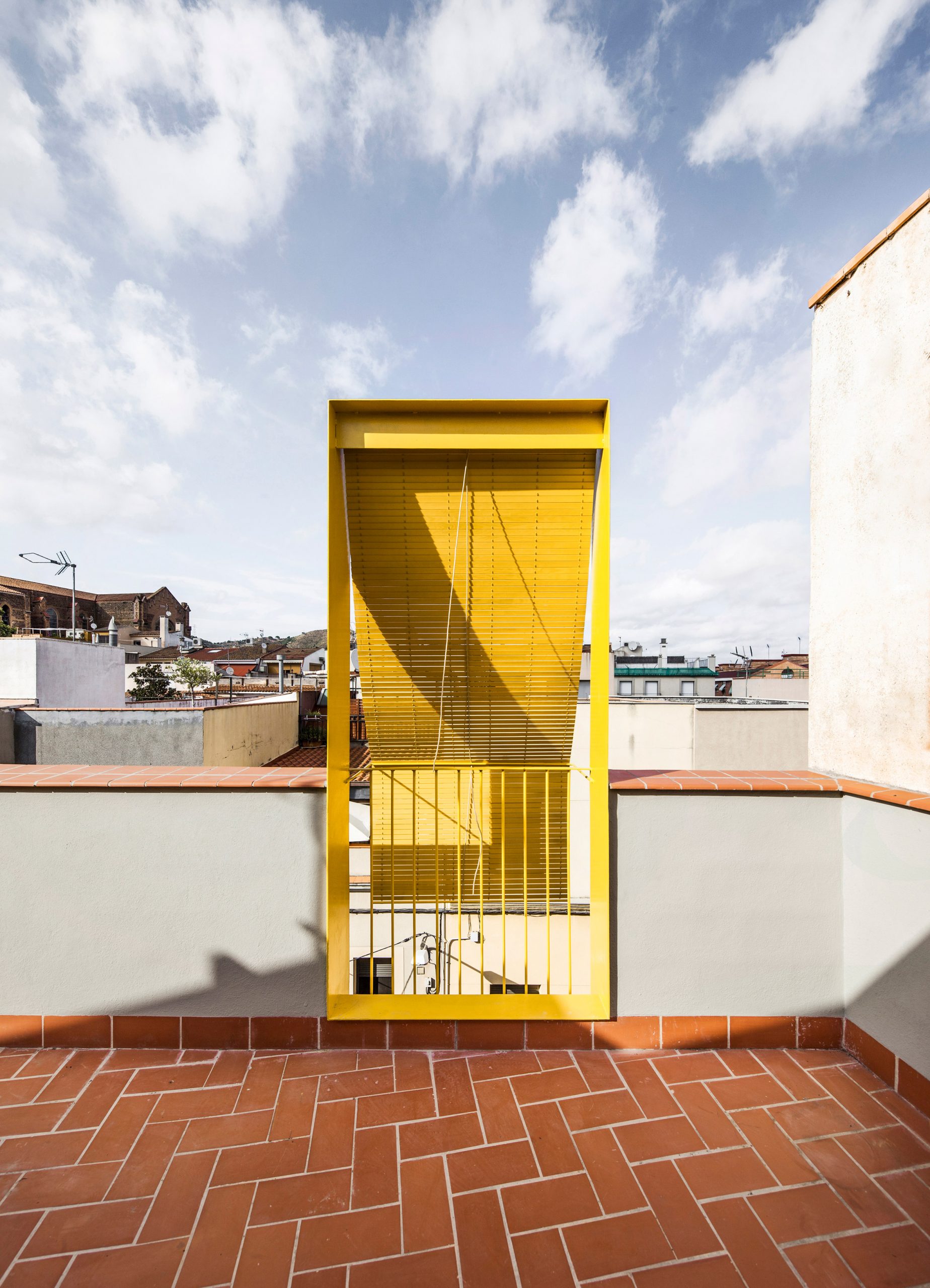 The roof terrace has terracotta tiles by Anna & Eugeni Bach