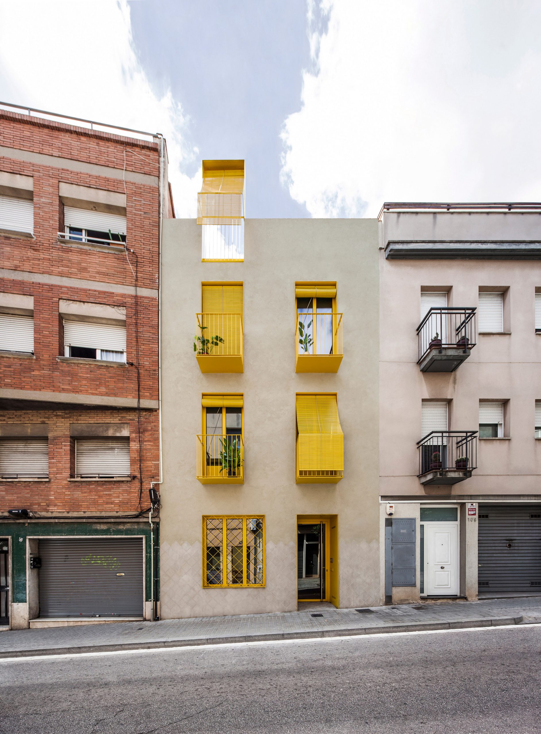 The design is an infill building by Anna & Eugeni Bach