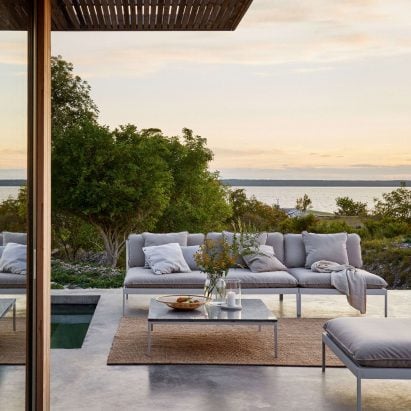 由瑞典品牌Skargaarden的创始人为自己的家来设计，Bönan户外沙发全年保持在位