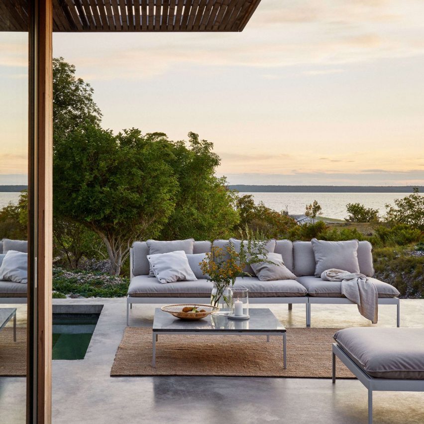 这款沙发由瑞典品牌Skargaarden的创始人为他们自己的家设计，Bönan户外沙发可以一年四季呆在家里