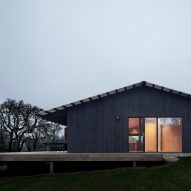 Arsitek GRT bertengger di rumah untuk sekelompok orang di atas rawa di Connecticut | Harga Kusen Aluminium
