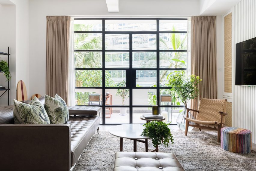 Living room with steel balcony doorway in Grosvenor Residence by Lim + Lu