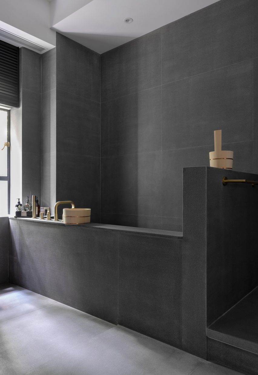 Acid-washed granite soaking tub in Grosvenor Residence by Lim + Lu