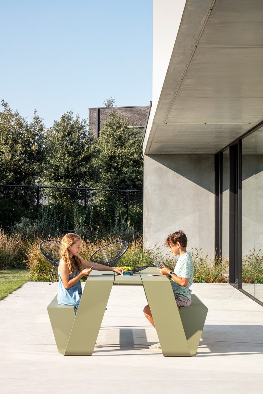 Aluminium picnic table called Hopper