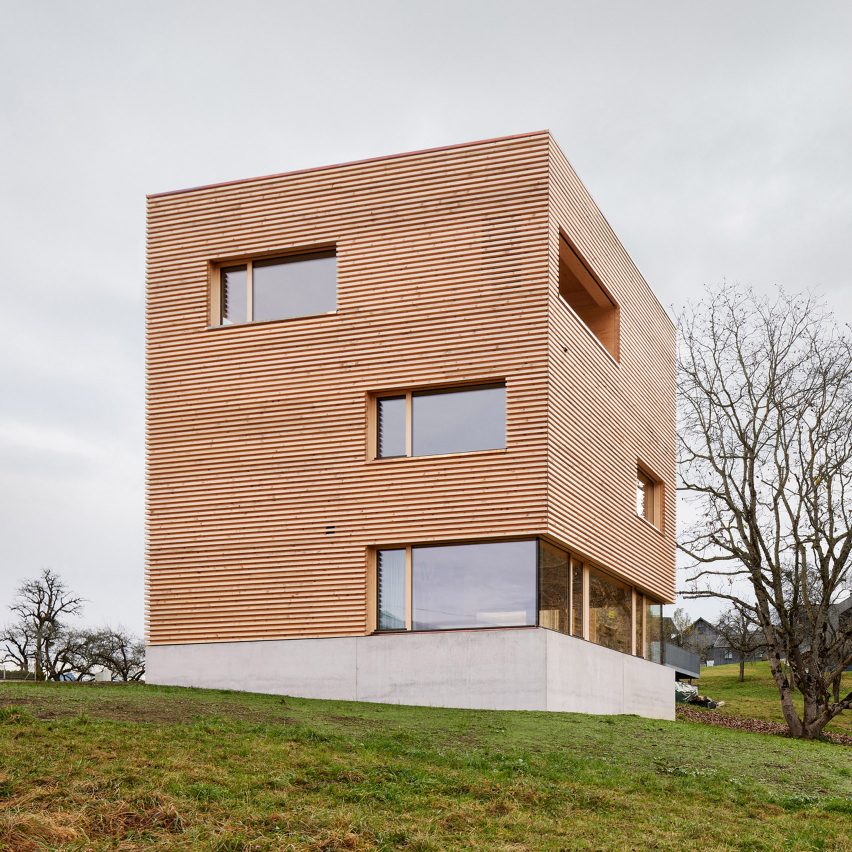 Haus im Obstgarten is a geometric timber house in a traditional Austrian village