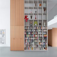 Built-in double-height storage shelves in Home of the Arts by i29