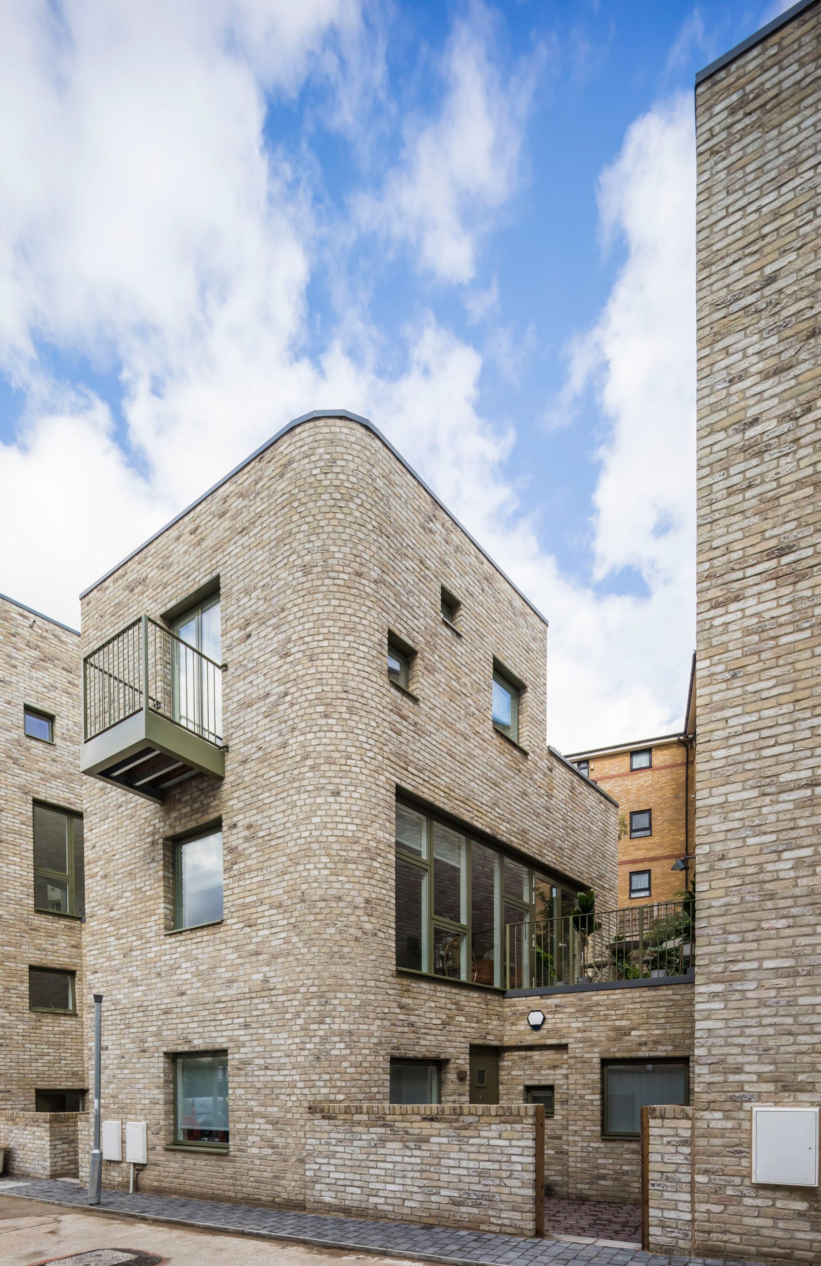 Light brick housing by Peter Barber Architects in London 