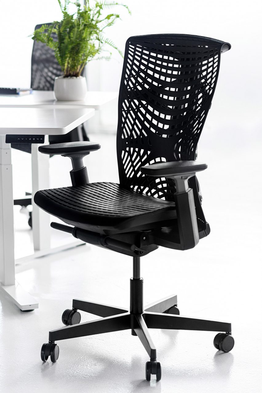 Kinn Chair in black