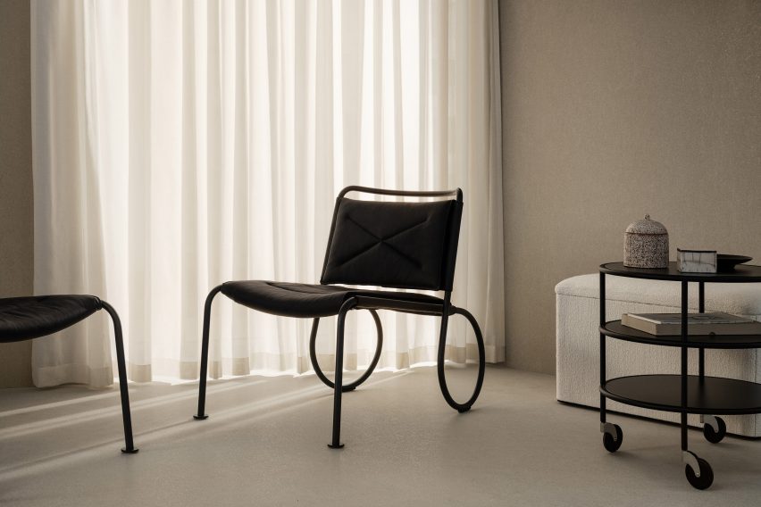 All-black Corso chair by Lammhults in an interior