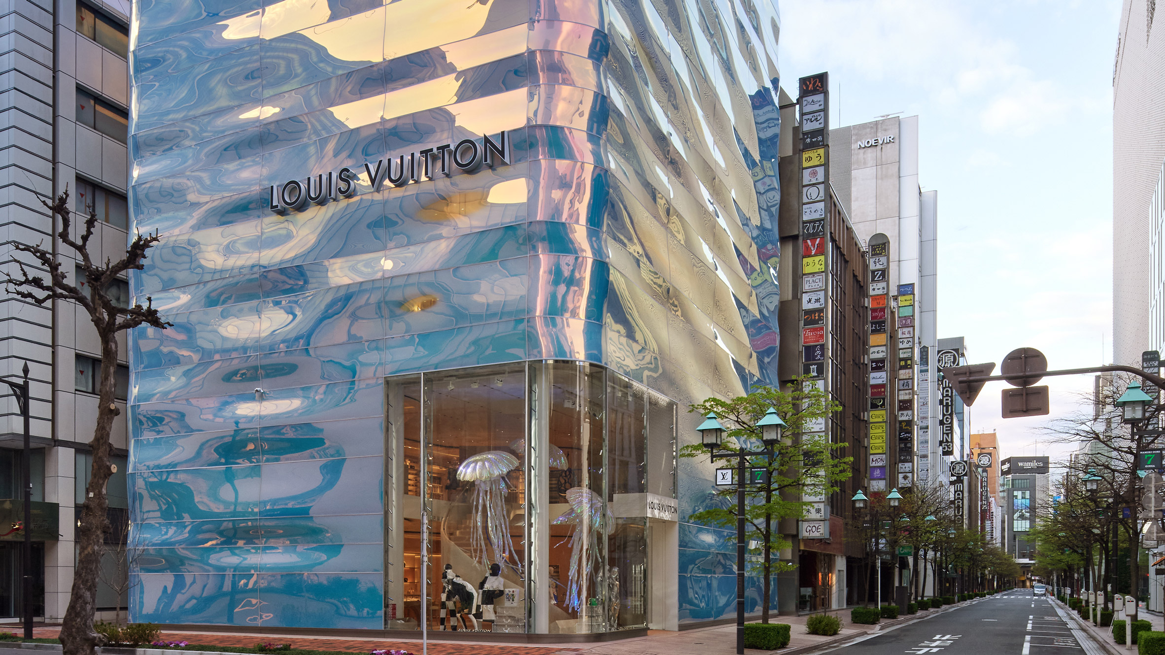 kaffe søn Legepladsudstyr Jun Aoki wraps Louis Vuitton Ginza Namiki store in pearlescent facade