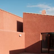 A Mallorcan holiday home with facades covered in red-coloured mortar