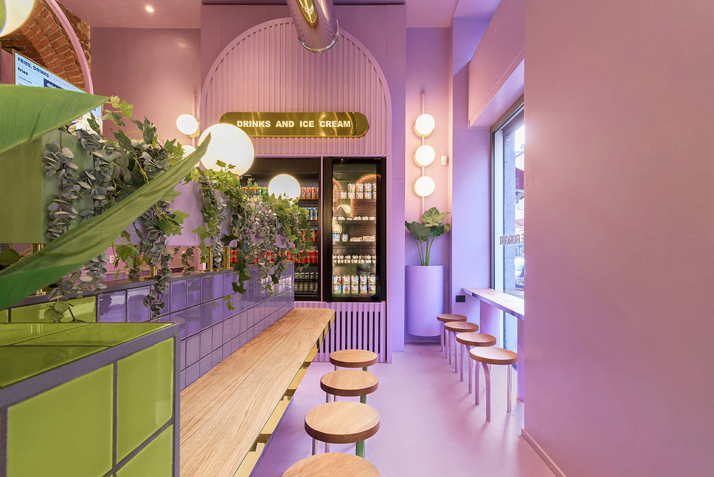 Purple walls and and floor in Bun's Milan restaurant