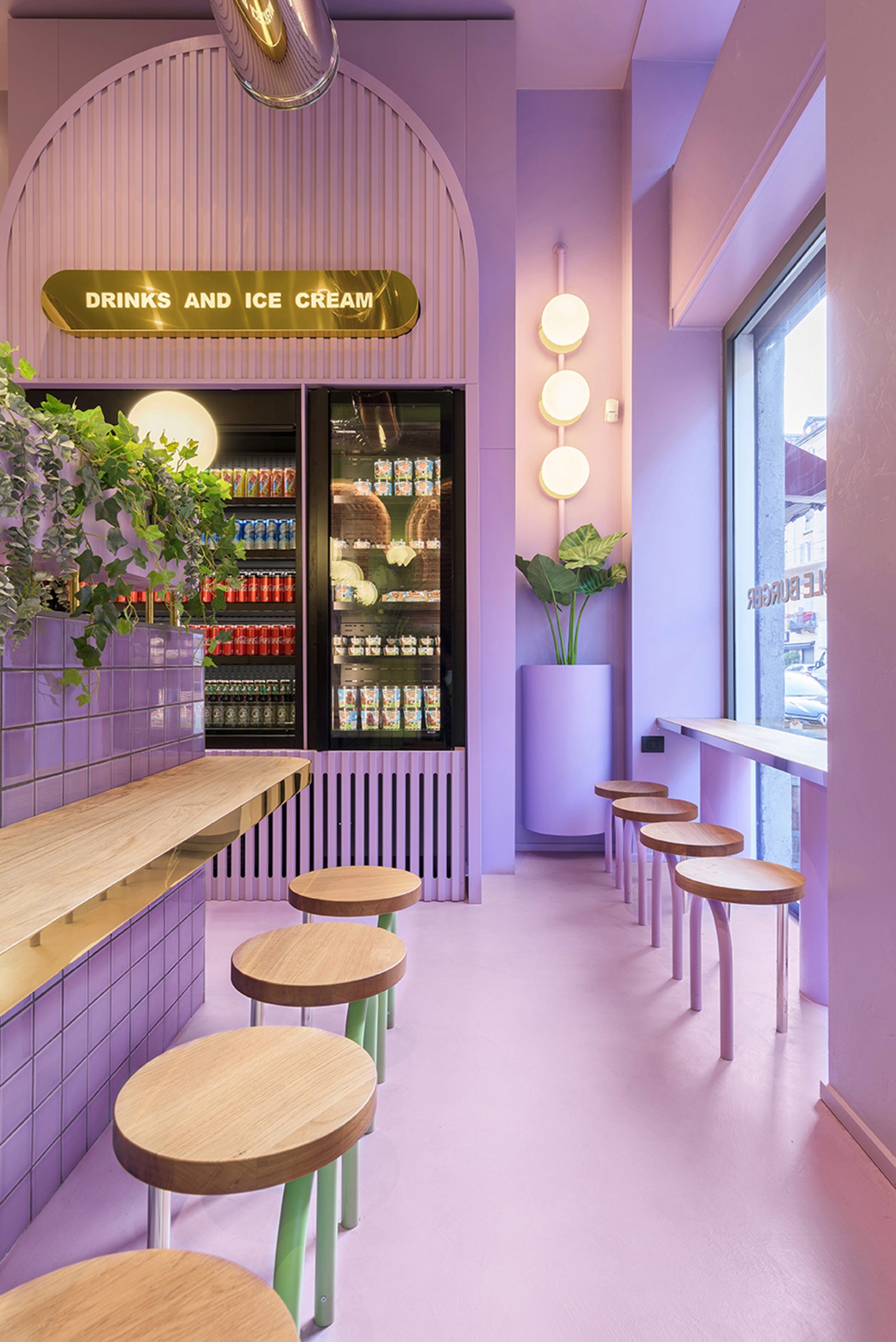 Lilac-coloured seating area with fridges in Bun restaurant by Masquespacio