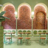 طاقهای سبز و آجرهای نمایان در محوطه نشیمن رستوران Bun توسط Masquespacio