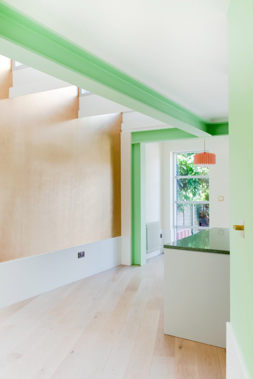 A light kitchen extension with green structural beams