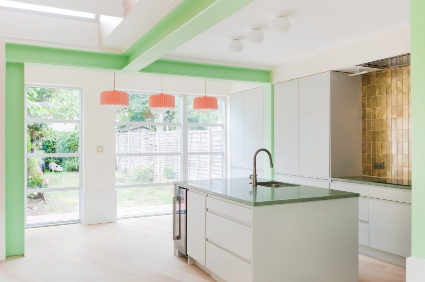 白色墙壁的厨房和绿色的结构梁
