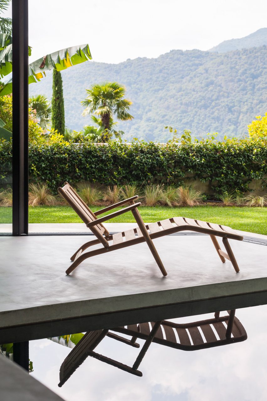 Teak wood chaise-longue by Roda in front of a pool