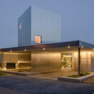 A low-lying house with an industrial material palette