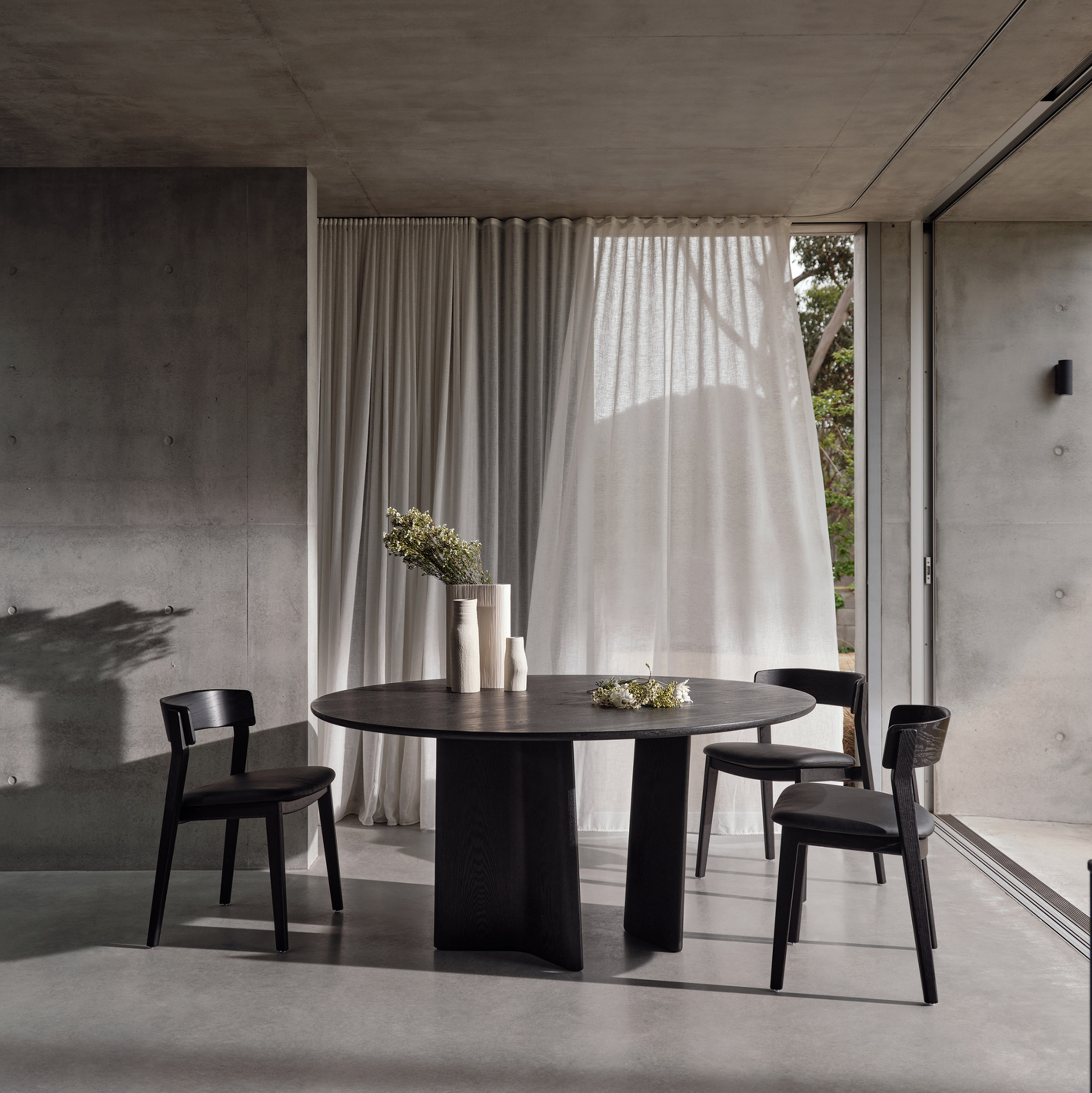 Issho dining table by King