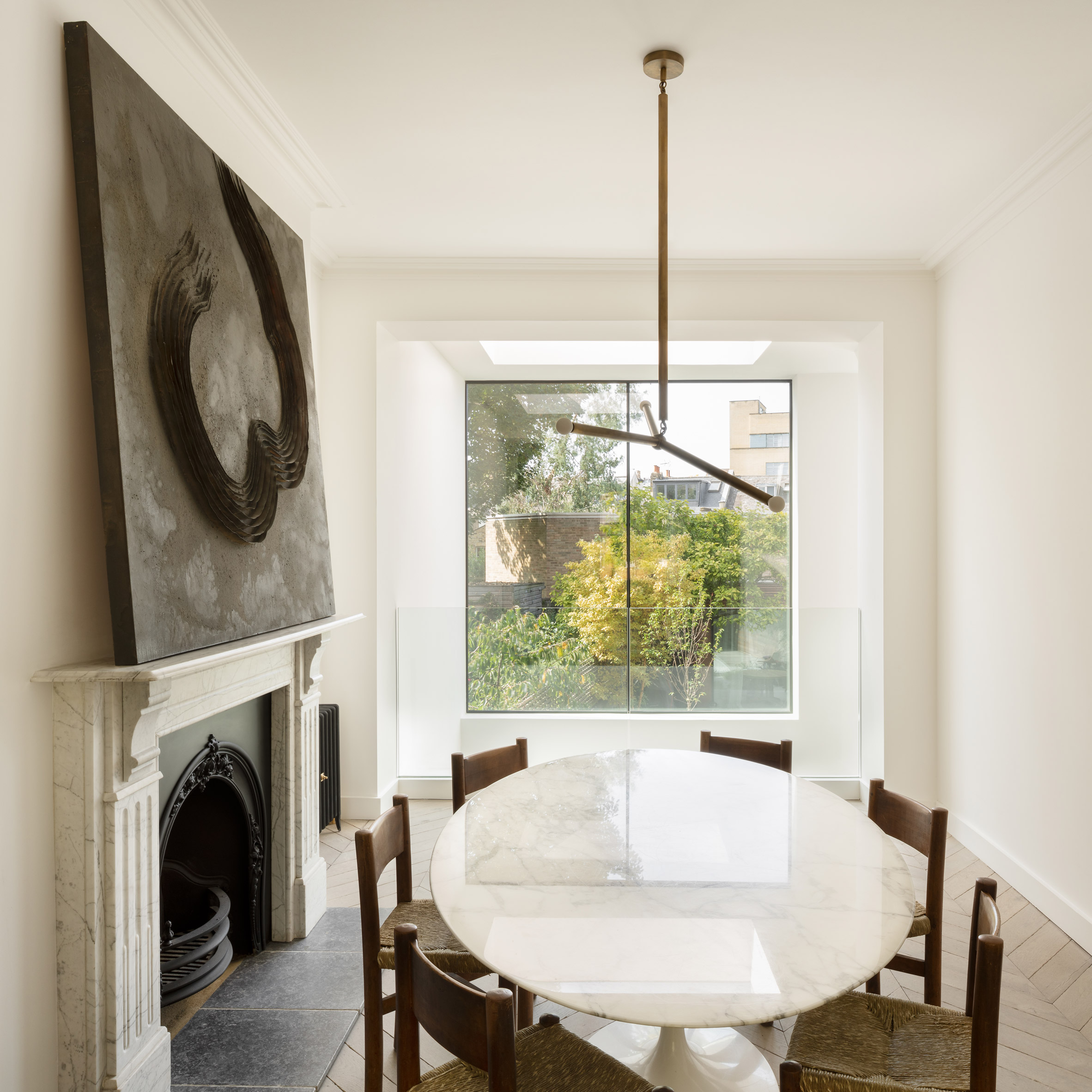 Sala de estar minimalista en la casa en Londres