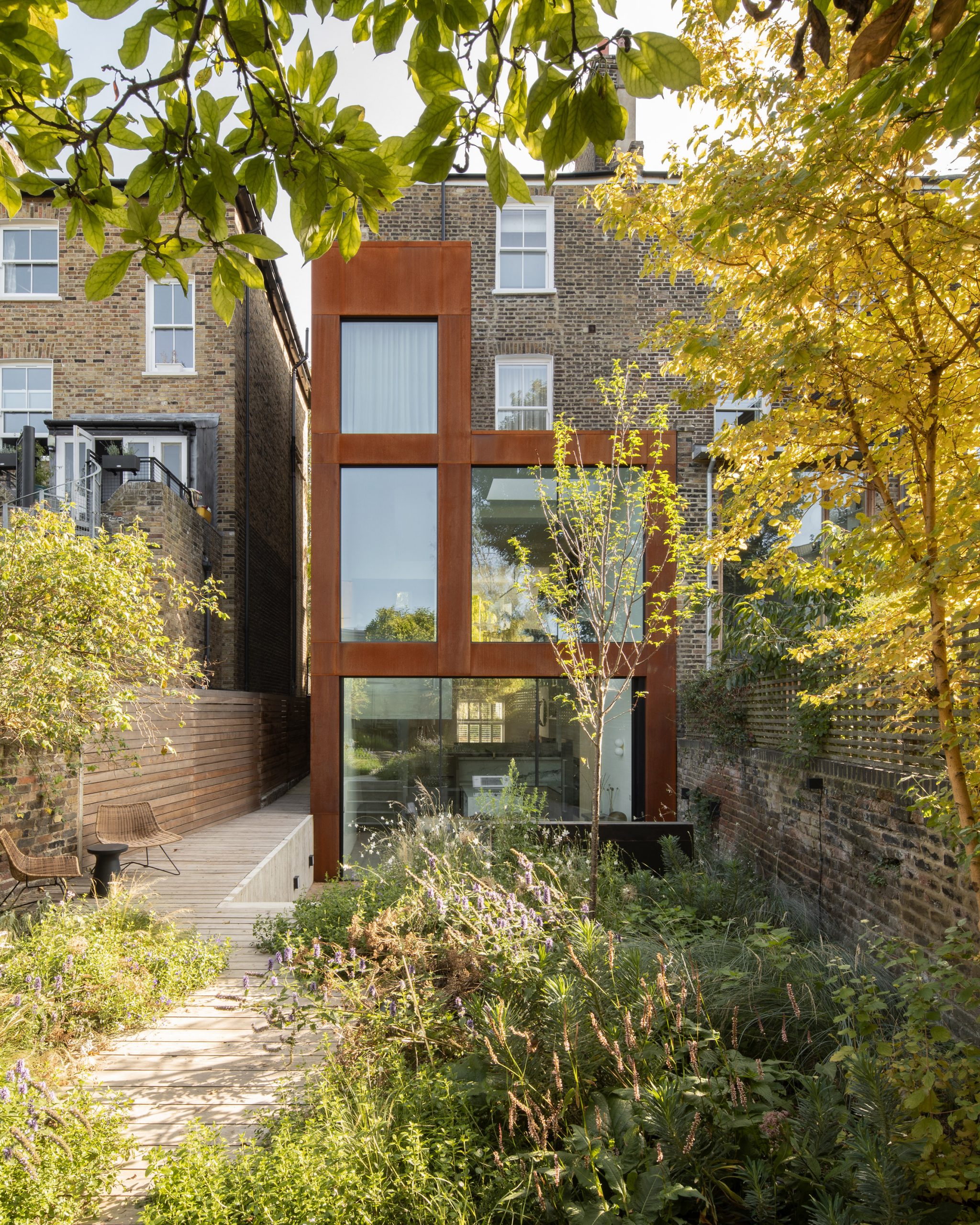A London extension clad in weathering steel 