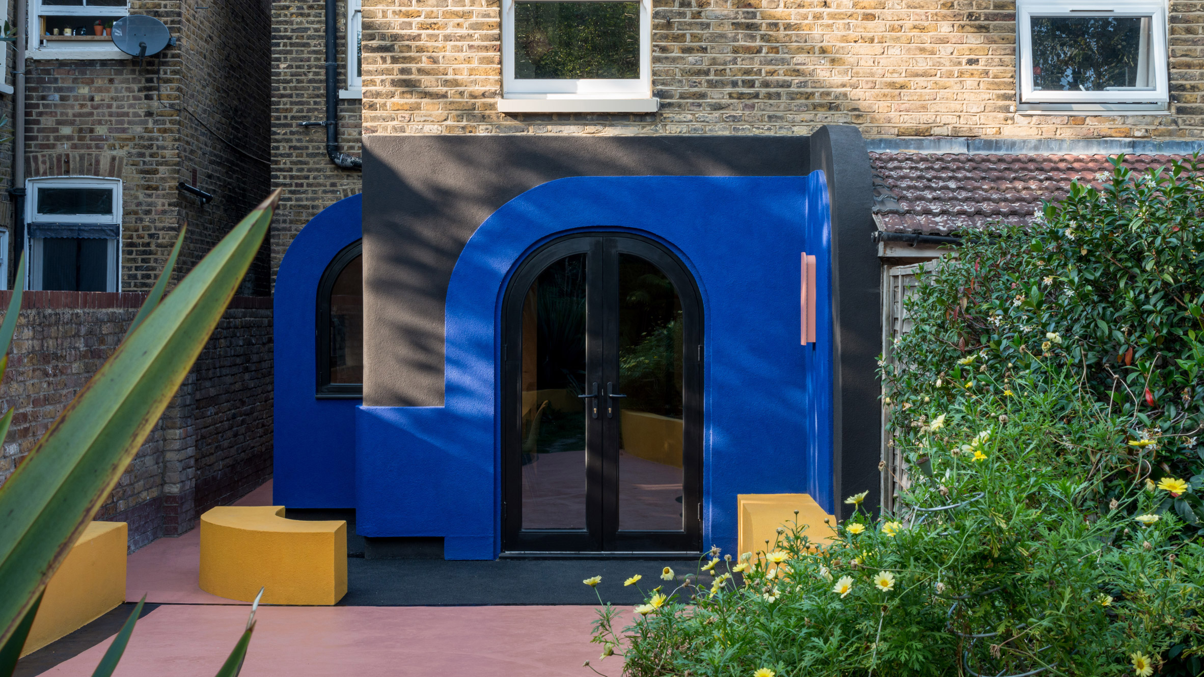 Amott Road house renovation features bold colours and curves - Vimarsana News