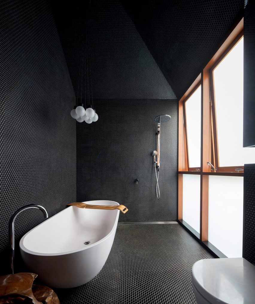 black tiled bathroom in Screen House by Carter Williamson Architects