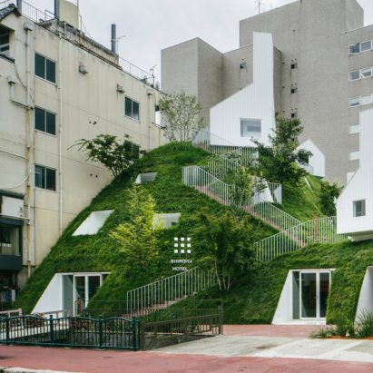 藤本壮介(Sou Fujimoto)为Shiroiya酒店增加了巨大的中庭和绿色的山丘