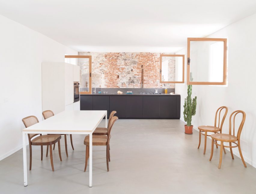 آشپزخانه در خانه برای یک سگ دریایی در جنوا توسط دودی ماس