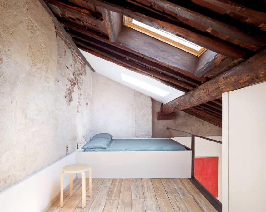یک تخت تختخواب در یک آپارتمان زیرانداز توسط دودی ماس