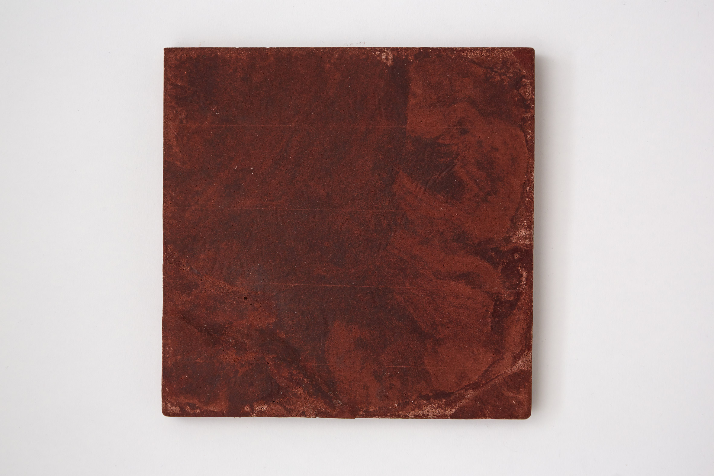 Dark red, marbled tile made from bio-concrete by Irene Roca Moracia and Brigitte Kock