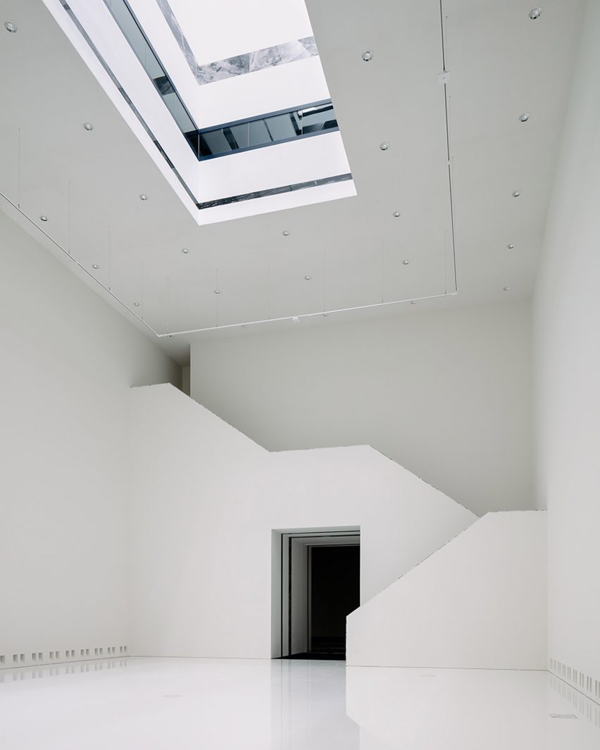 Modern museum extension with light well by Kaan Architecten
