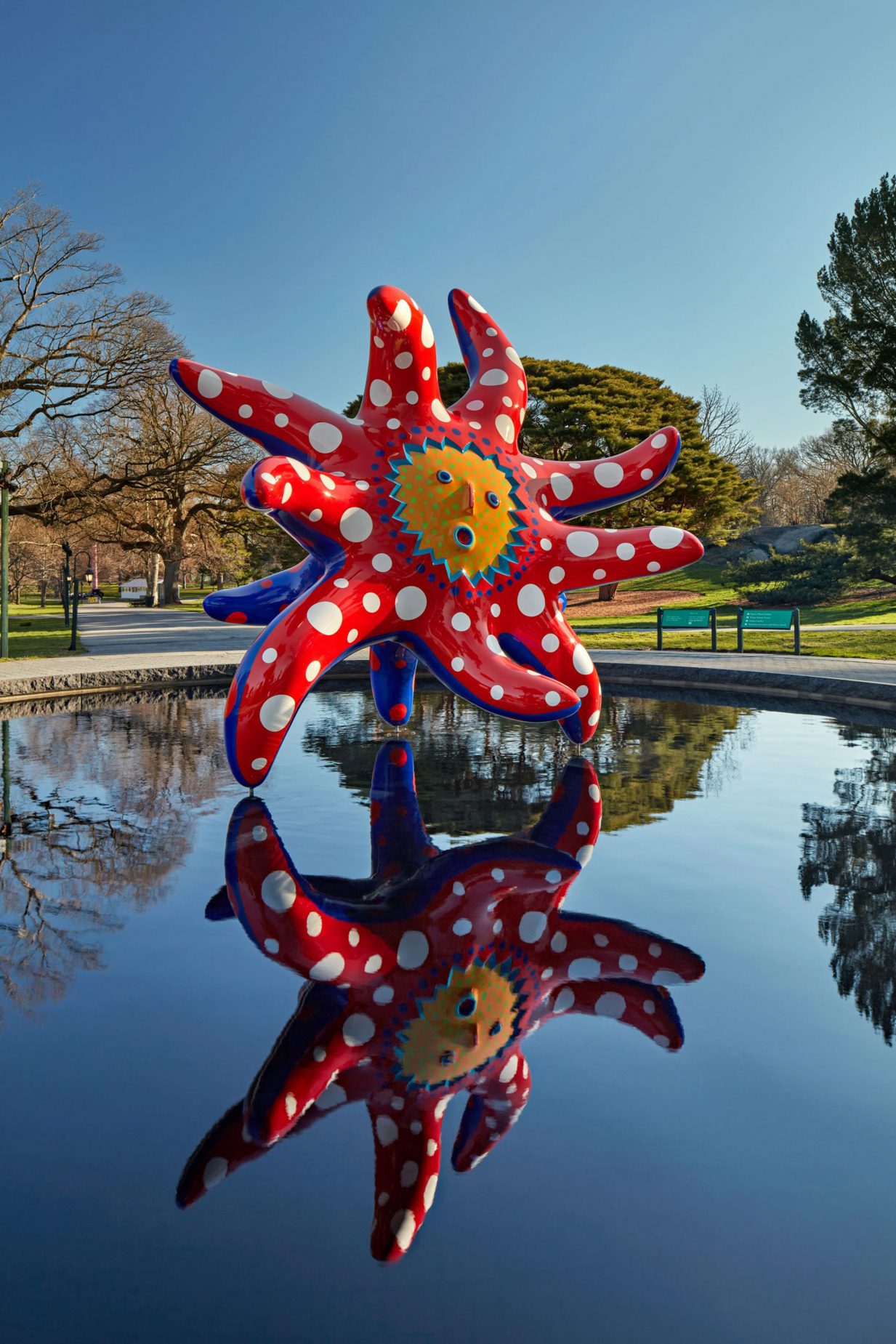 yayoi-kusama-wraps-trees-in-the-new-york-botanical-gardens-in-polka