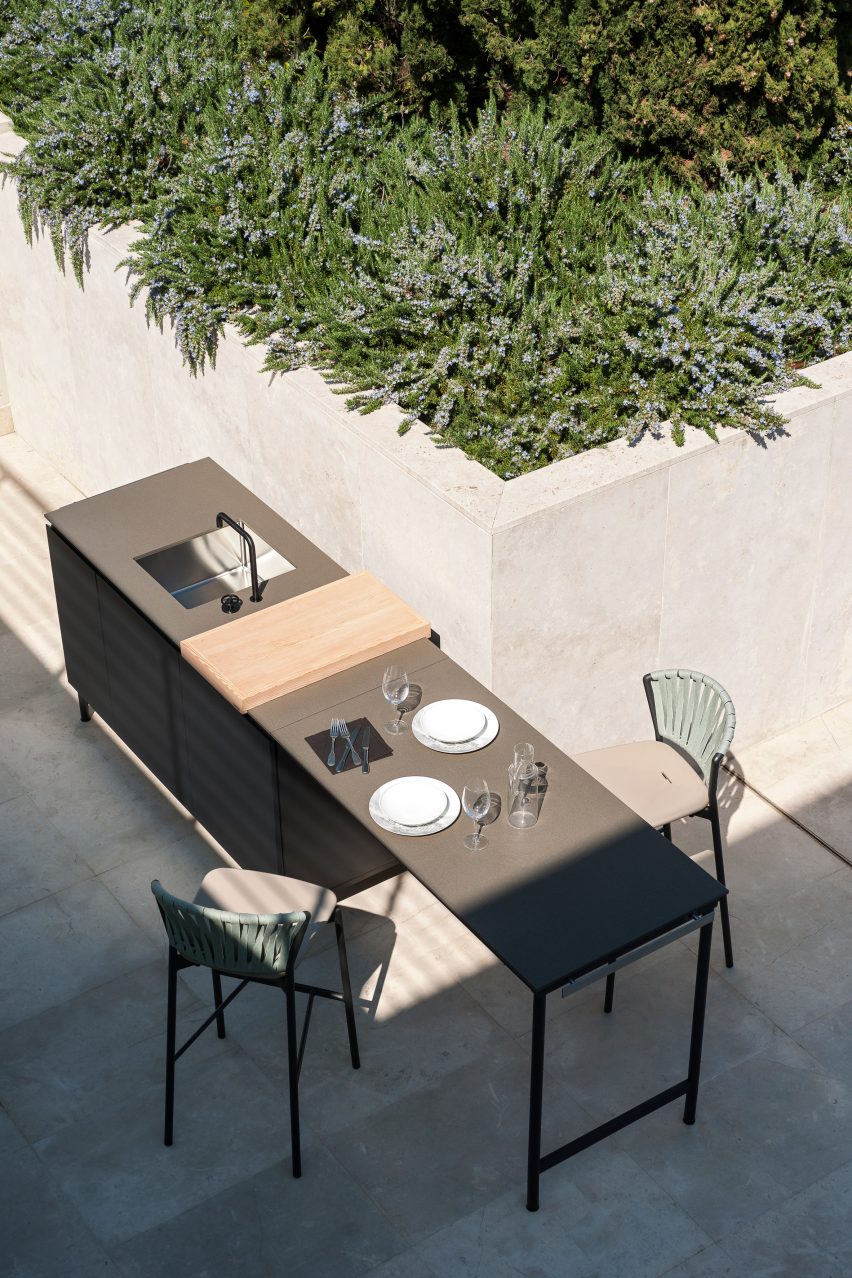 Norma outdoor kitchen with extendable table area 