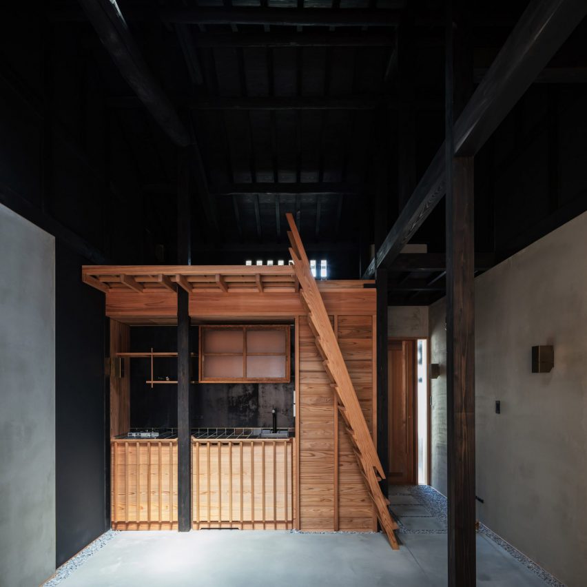Dark roof brings loftiness to small Kyoto terrace house