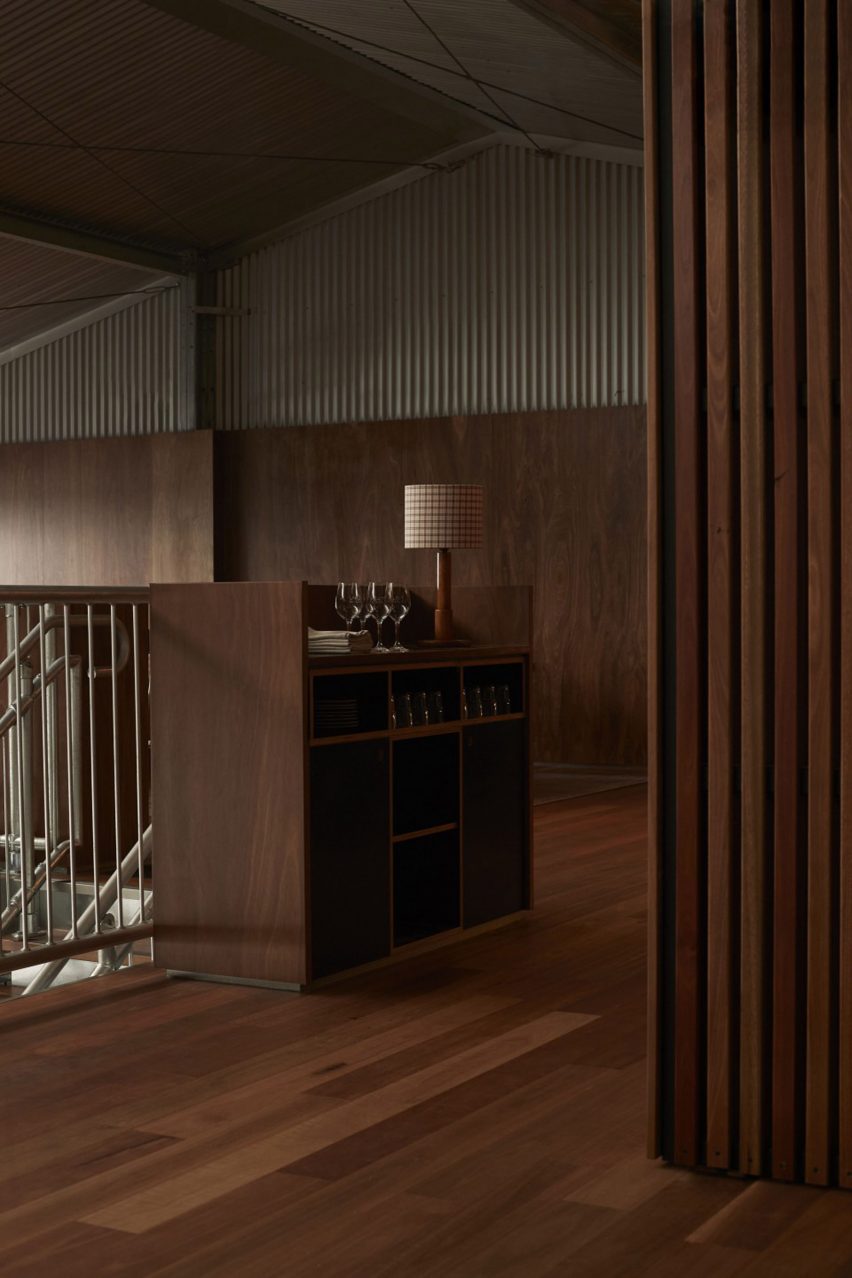 Wood-panelled floor and walls as well as service counter in Three Blue Ducks restaurant in Melbourne Urbnsurf