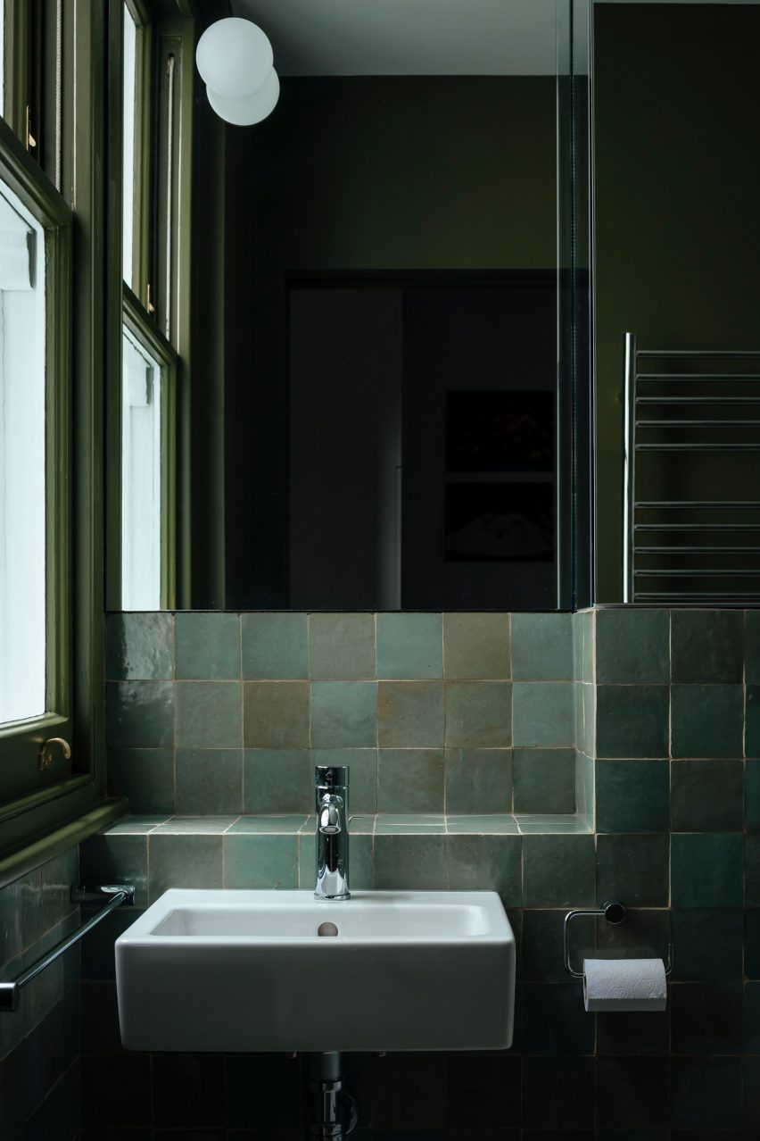 Delapan kamar mandi hijau bergaya dengan nuansa retro | Harga Kusen Aluminium