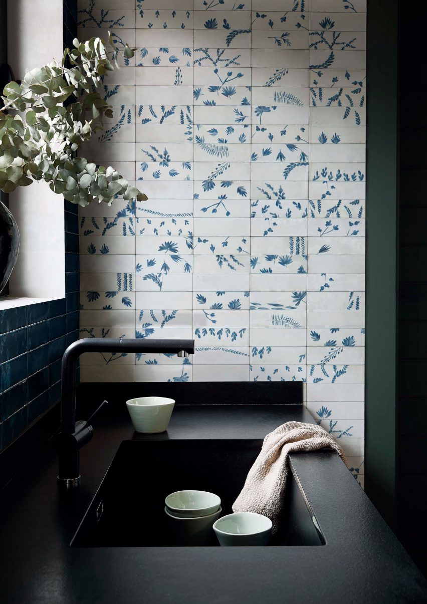Botanical blue prints on Mediterrean-style kitchen tiles