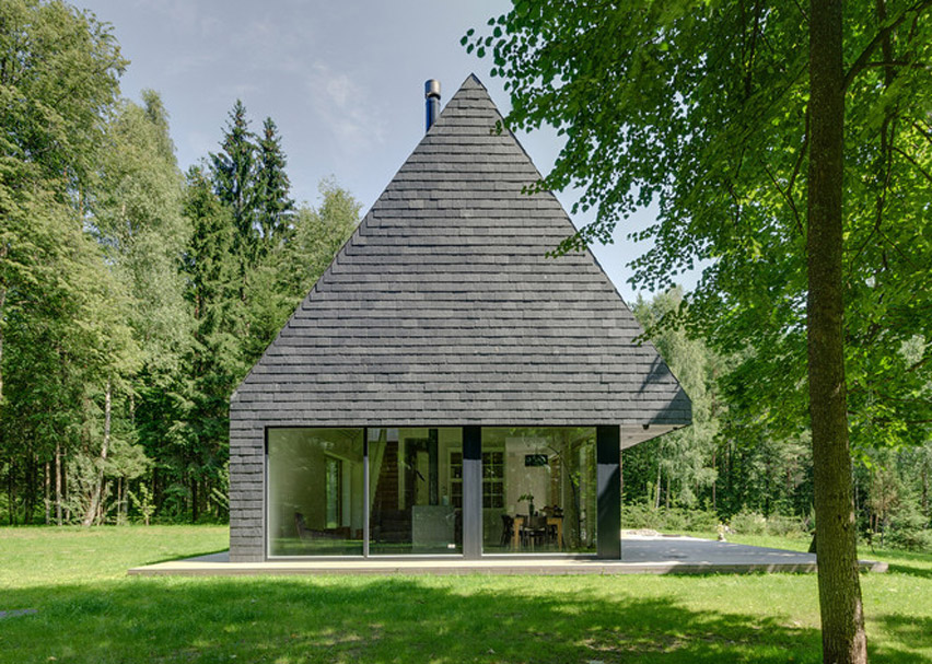 Una casa cubierta con ladrillos de esquisto en Lituania 