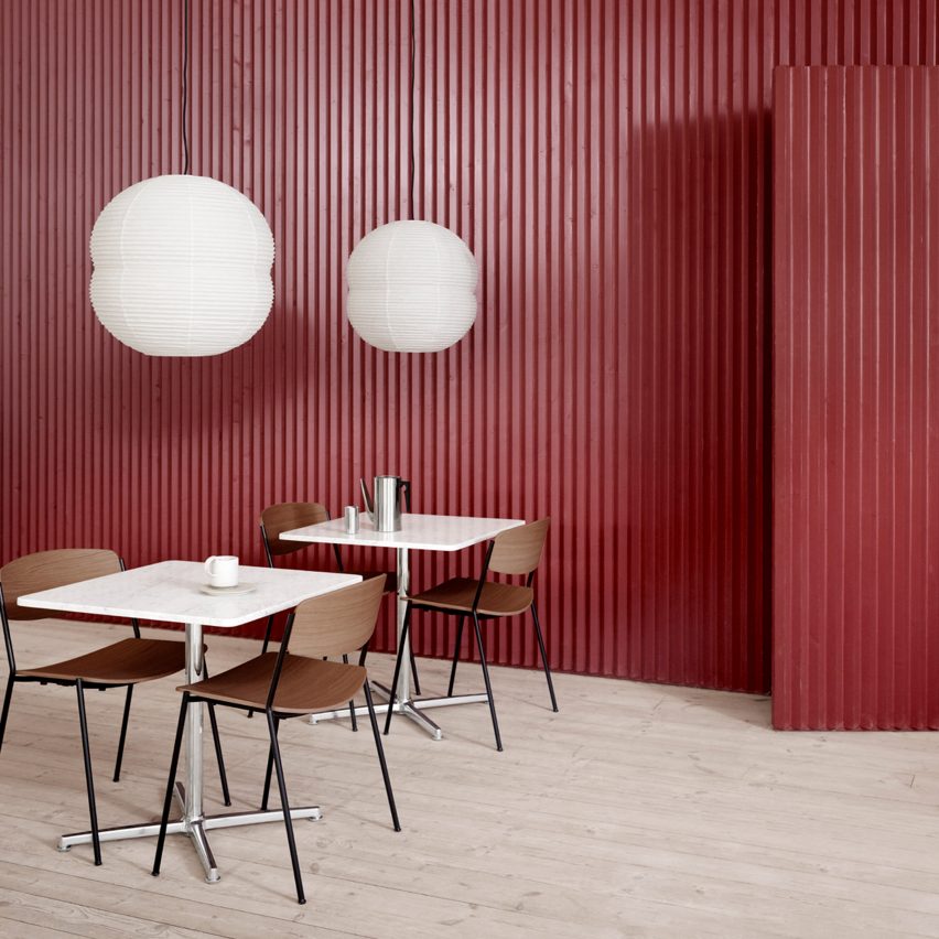 Lynderup chair with black legs at restaurant with red walls