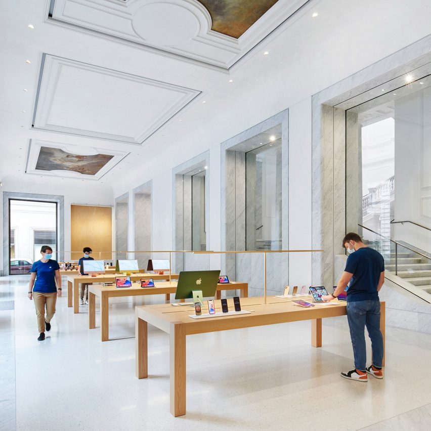 فروشگاه اپل دارای فضای داخلی سنگ مرمر است