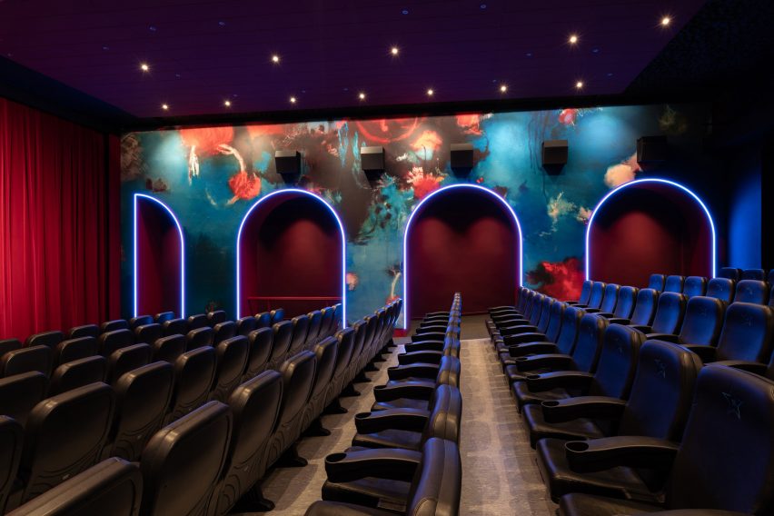 Auditorio de cine con decoración de luces de neón.