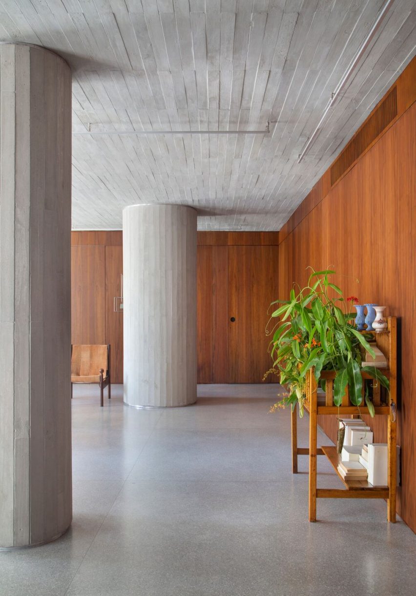 BC Arquitetos installed concrete columns into the apartment