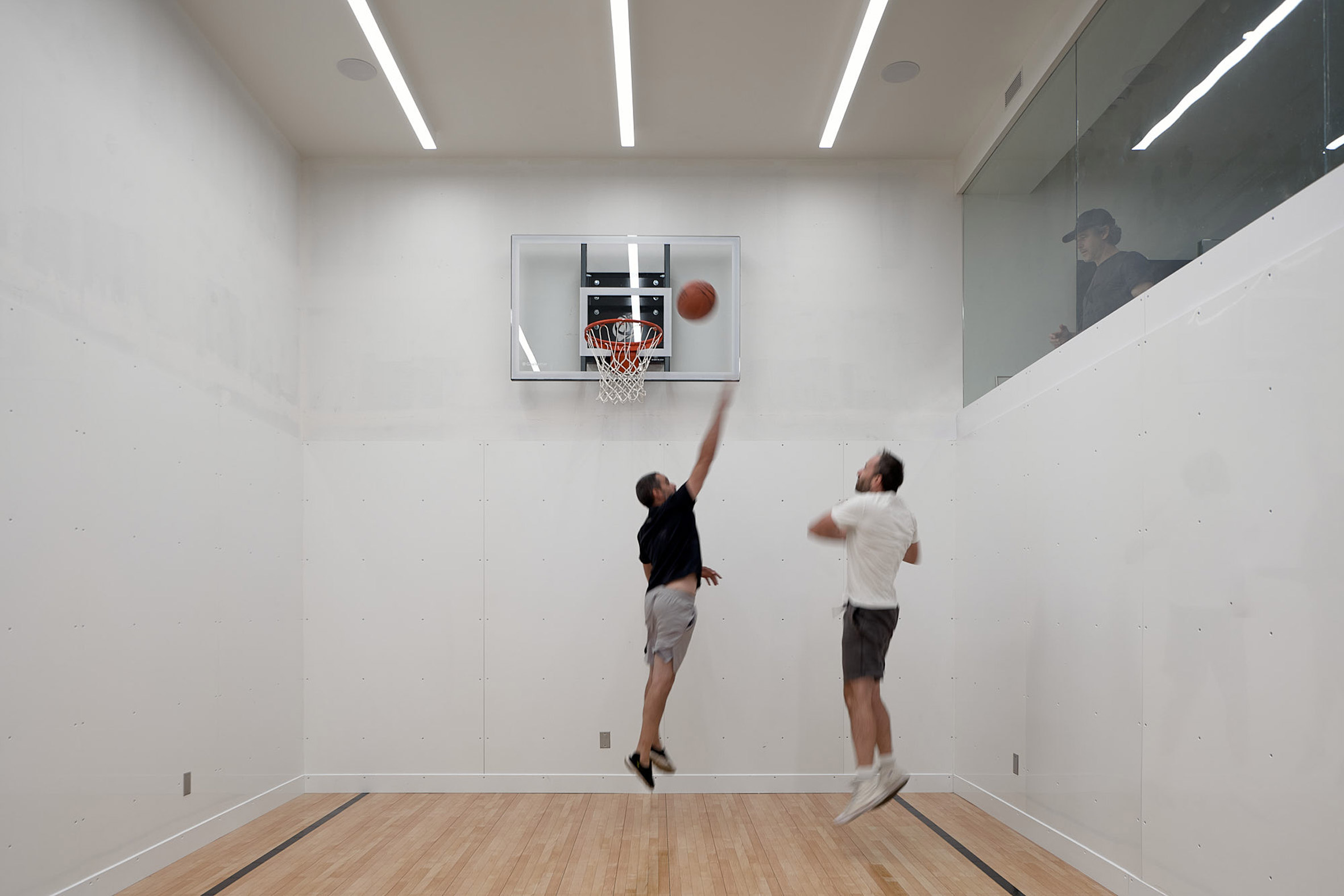  Drew Mandel Architects developed a basketball court in the basement