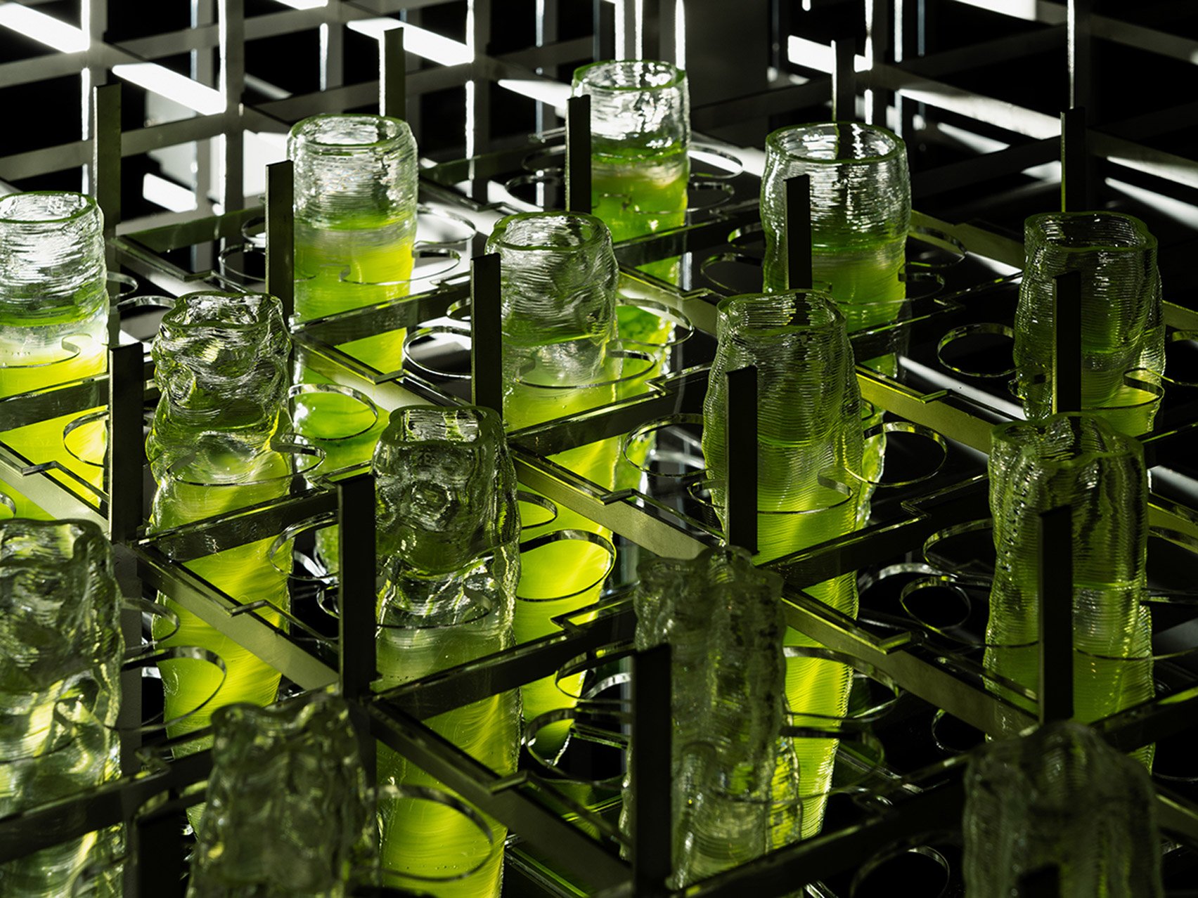 3D-printed crystal glasses in algae-inspired shapes